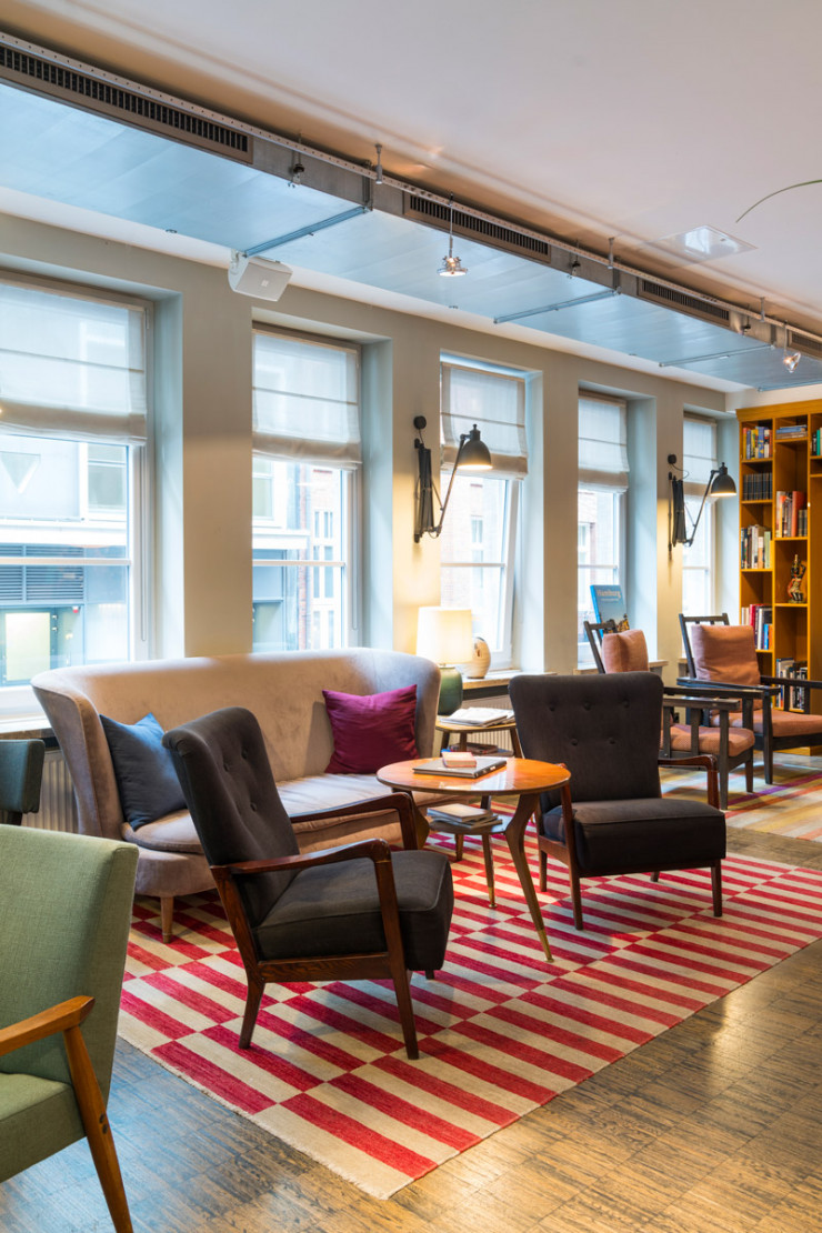 Ambiance club privé un brin décalée, entre équipement ultramoderne et décoration rétro : le luxe douillet de l’hôtel Henri attire particulièrement les businessmen et citadins exigeants.