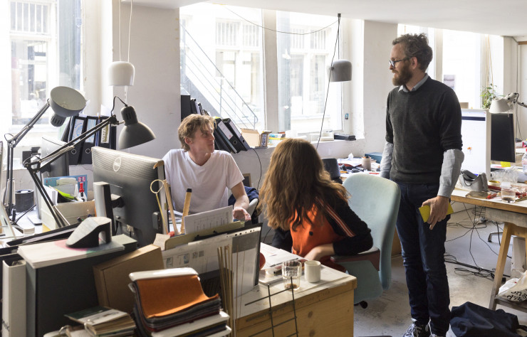 Erwan Bouroullec dans le studio parisien de la fratrie.
