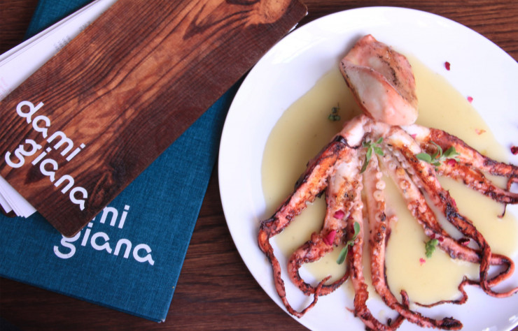 Poulpe entier grillé et crème de pommes de terre, aromatisée à la marjolaine.