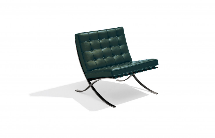 La chauffeuse « Barcelona » de Ludwig Mies van der Rohe, dans sa nouvelle version en cuir vert et piètement en chrome noir.