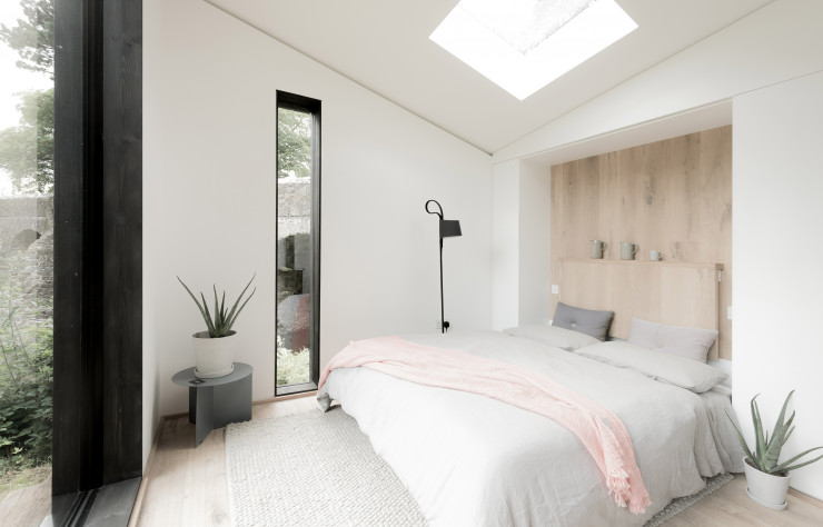 Résolument épuré, l’aménagement intérieur met l’accent sur les vues extérieures.