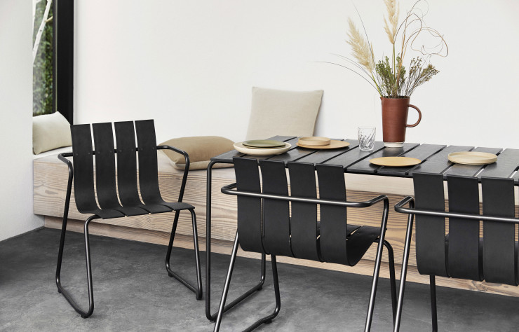 Les proportions de la table et de la chaise ont été légèrement réévaluées pour s’adapter au confort actuel.