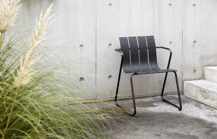 L’assise est pour l’instant disponible en noir et gris anthracite.