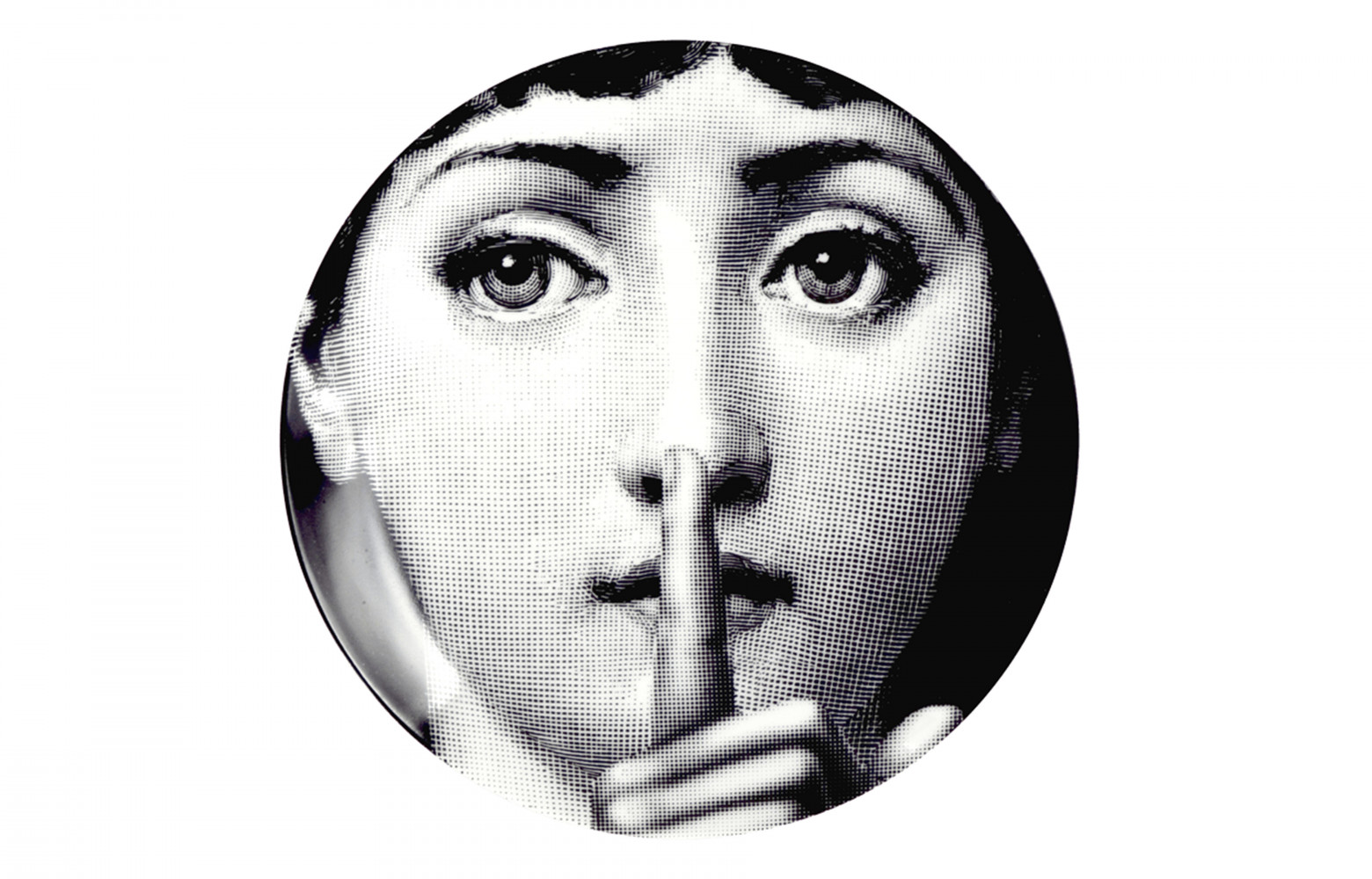 Assiette décorative No 334 de la collection « Tema e Variazioni », en porcelaine, 145 €. Fornasetti.