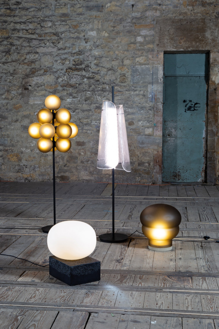 De haut en bas et de gauche à droite : Lampadaire Stellar Grape Big, en acier et verre soufflé, design Sebastian Herkner, 2 890 € ; lampadaire Bent Two, en acier noir et verre cannelé, design Sebastian Herkner, à partir de 1 790 € ; lampe Kumo Medium, en pierre calcaire et verre soufflé, design No-made, 890 € ; lampe Magma Two Low, en céramique et verre soufflé, design Ferréol Babin, 890 €. Tous ces luminaires sont édités par la marque allemande Pulpo.