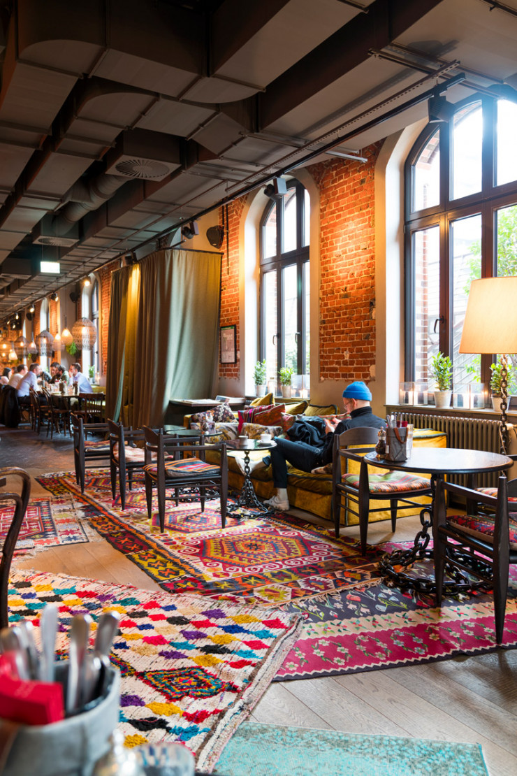 Ambiance haute en couleur aux influences asiatiques et africaines au restaurant Neni de l’hôtel 25hours Altes Hafenant, à HafenCity.