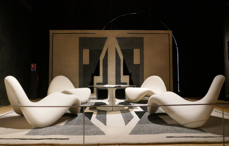 Reconstitution du salon de la maison du designer et de sa femme à La Calmette (Gard). Fauteuil Tongue, tapis Diwan, table Élysée.