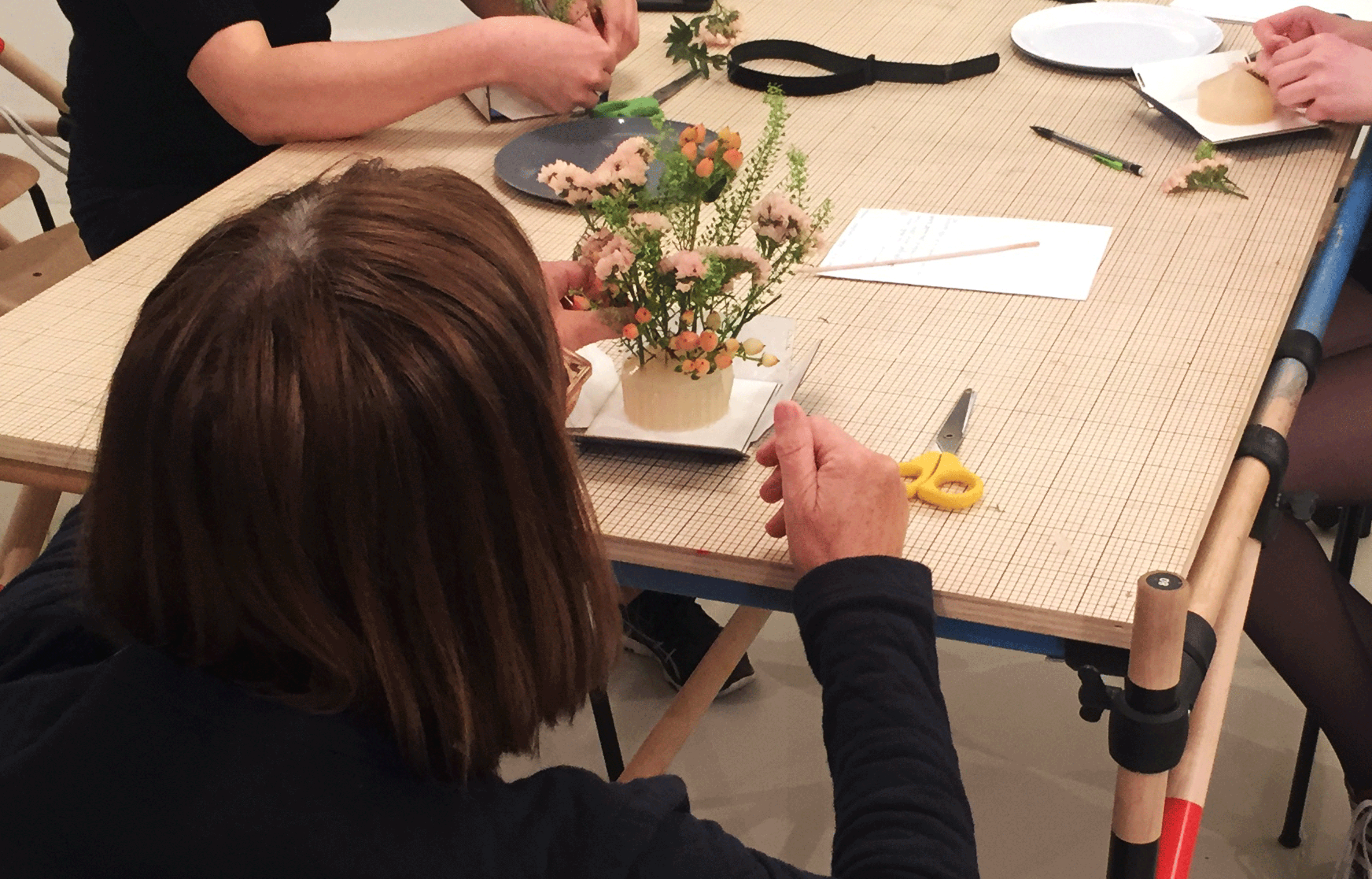Une participante de l’atelier de Violette Vigneron confectionnant un milieux.