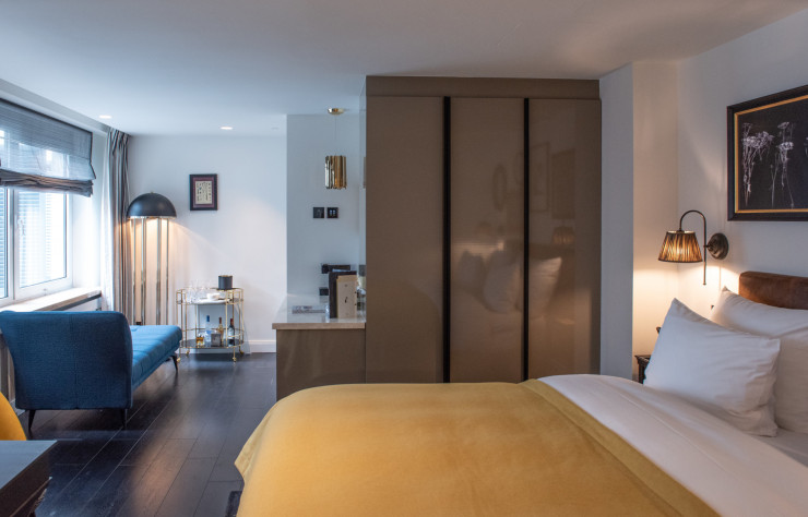 Mobilier confortable, tons chaleureux, les lieux évoquent une maison de famille ou de campagne.