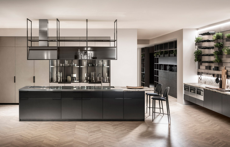 « Mia » une cuisine signée Scavolini et imaginée par le chef italien Carlo Gracco. Un univers marqué par la technologie où l’acier est omniprésent, notamment sur les zones de cuisson et de lavage intégrées à l’îlot central.