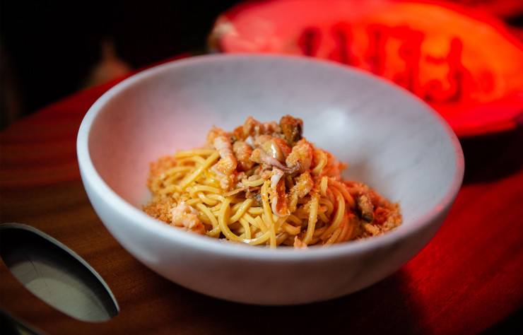 Spaghetti frais à la guitare, amandes, coquillages, moules et couteaux.