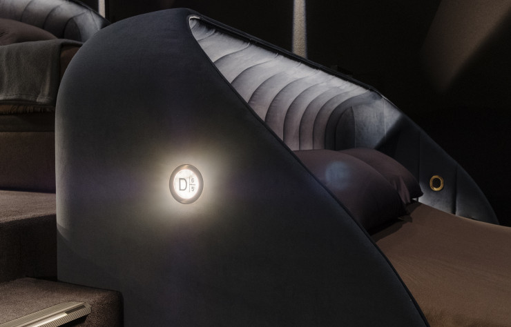 A Zurich, le velours sombre de l’éditeur italien Aleph absorbe la lumière et n’engendre aucun reflet lors des projections.