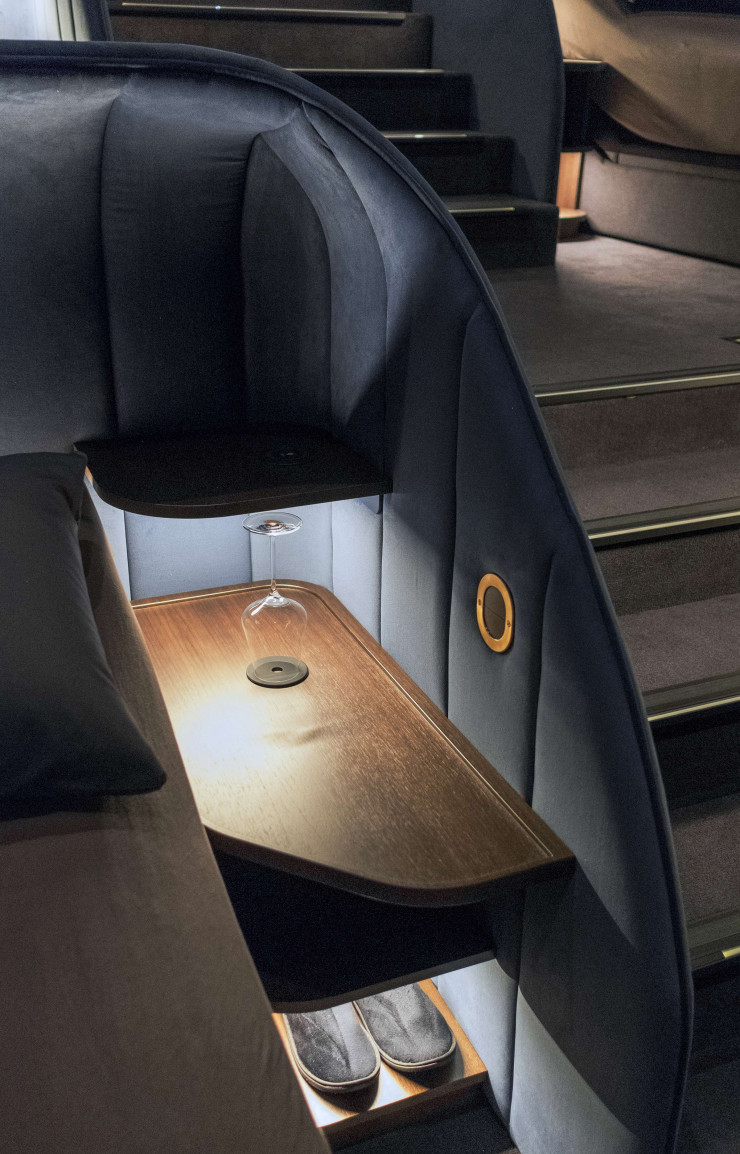 A l’entrée de la salle, un bar à vins et à champagnes participe à l’expérience d’une projection unique.
