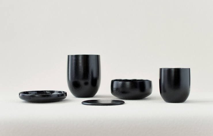 « Anima », de la vaisselle et des récipients fabriqués à partir de résidus alimentaires et de laque (urushi), de Kosuke Araki.