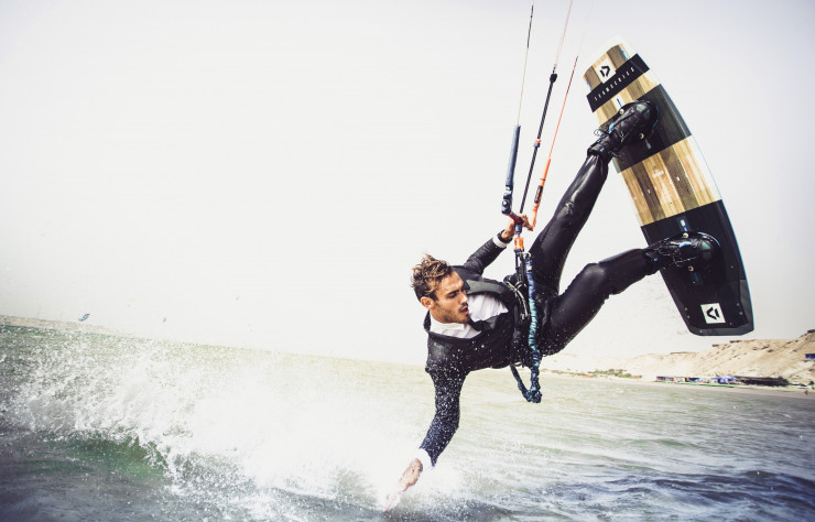 Le port du costume n’est pas exigé pour pratiquer le kite surf !
