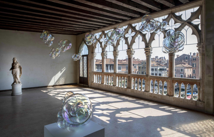 Les bulles de verre des Verhoeven Twins dans la loggia de la Ca’ d’Oro.