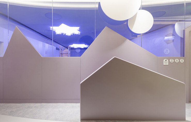 Délimitant une salle de classe inspirée par l’Arctique, les découpes triangulaires des cloisons suffisent à évoquer les reliefs de la banquise.