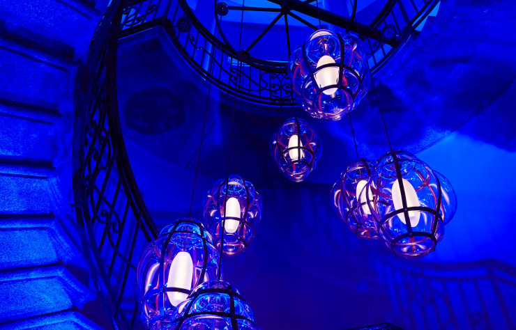 Lampe Venezia, emprisonnant le verre dans des liens de cuir de Marcel Wanders.