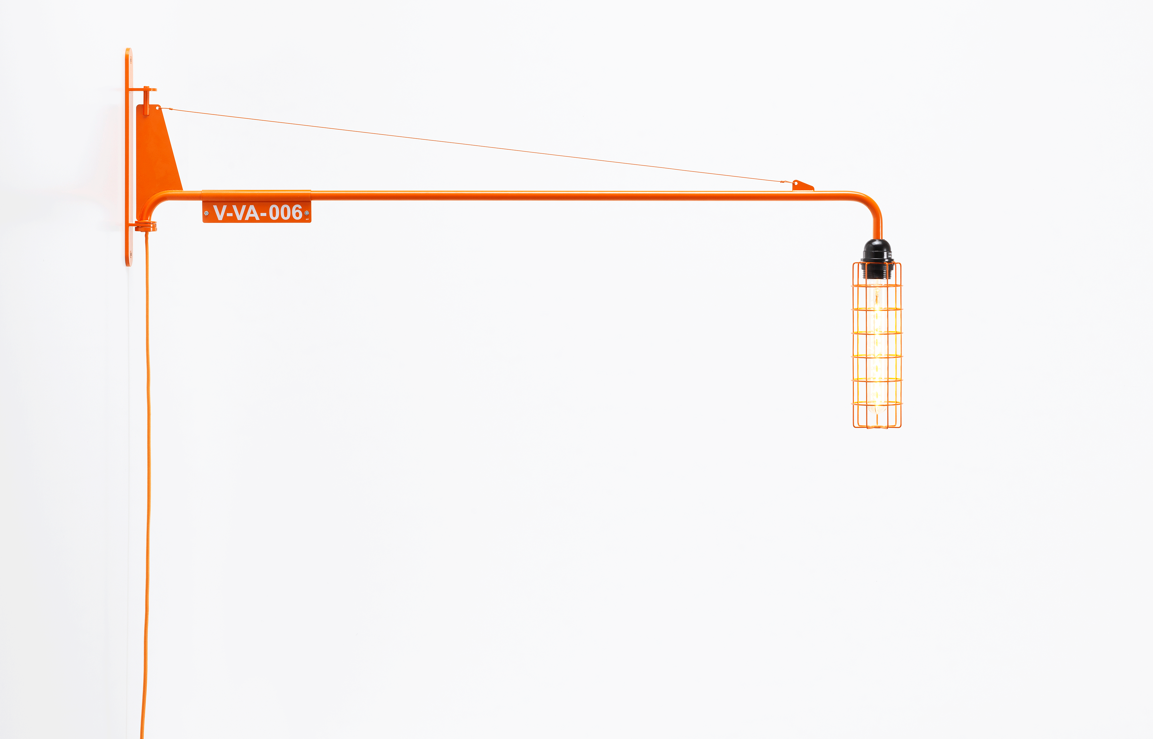 Lampe murale Petite Potence, d’après Jean Prouvé, issue de la collection « Spin-Off  » de Virgil Abloh pour Vitra (2019).