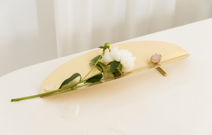 Centre de table d’Agustina Bottoni. Le laiton est relevé d’une touche de rose…