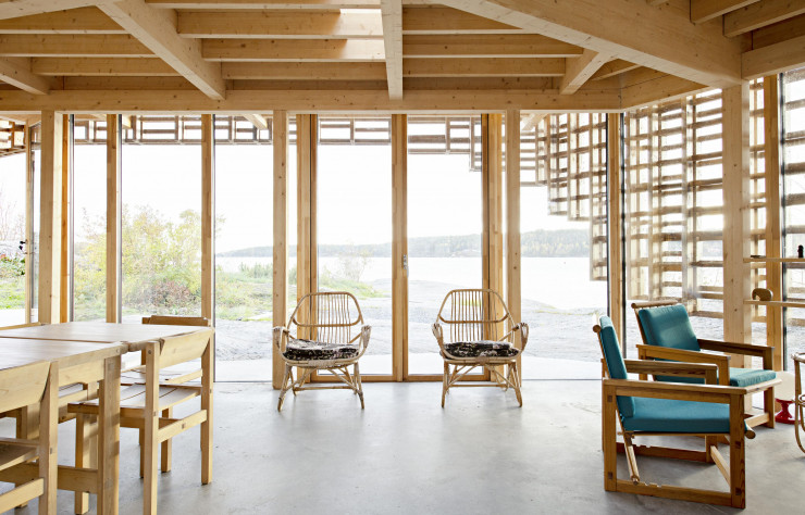 L’aménagement intérieur se résume à l’essentiel pour privilégier de larges vues sur le paysage.