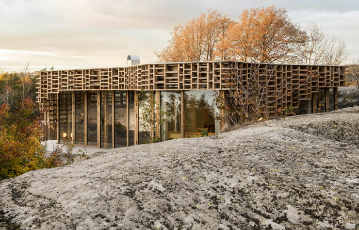Une seconde structure en bois s’ajoute à la structure principale afin de garantir intimité et confort thermique.