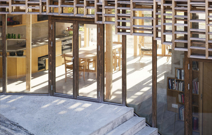 Identique à l’intérieur et à l’extérieur, le sol en béton offre des terrasses sur toute la périphérie du bâtiment.
