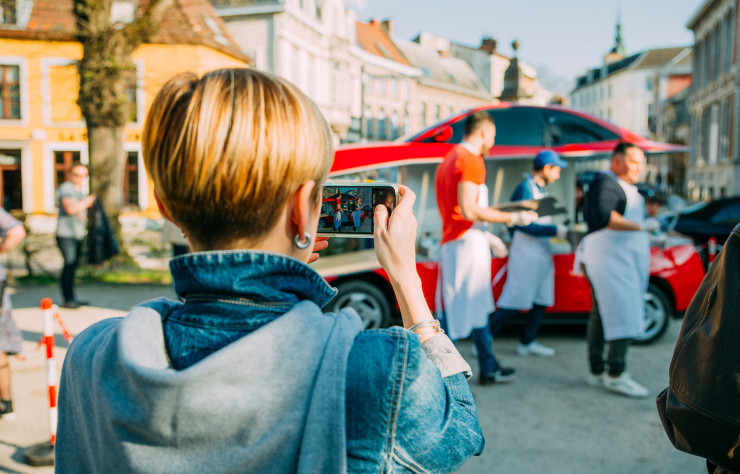 Dévoilée à Lens les 10 et 11 mai derniers, « La Voiture Fiat Coupé Friterie » a immédiatement attiré les regards… des amateurs d’art comme des néophytes !