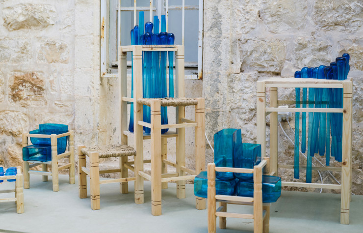 Mobilier réalisé par le designer Abeer Najar avec un souffleur de verre de Hébron.