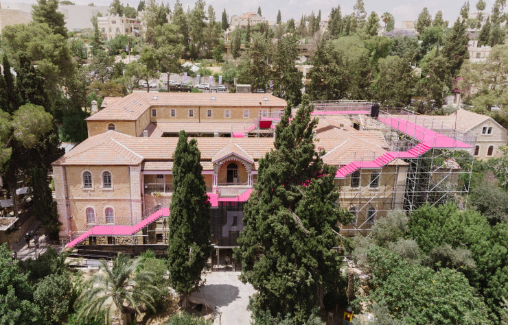 La Hansen House métamorphosée par l’installation « 90 degrees » de HQ Architectes.