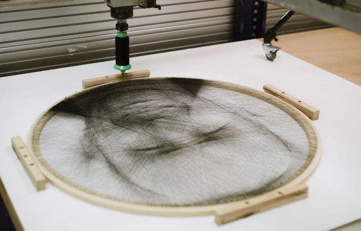 Portrait réalisé au fablab de la Hansen House grâce à une machine CNC.