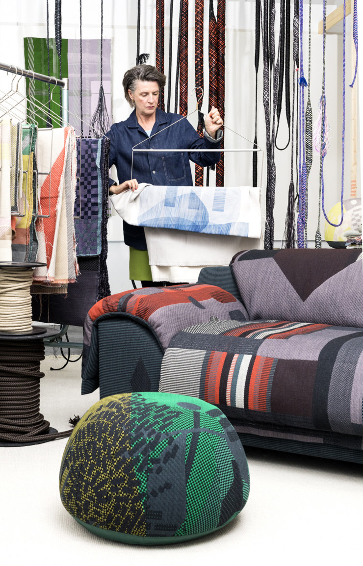 Hella Jongerius avec le canapé et le pouf « Vlinder » (Vitra).