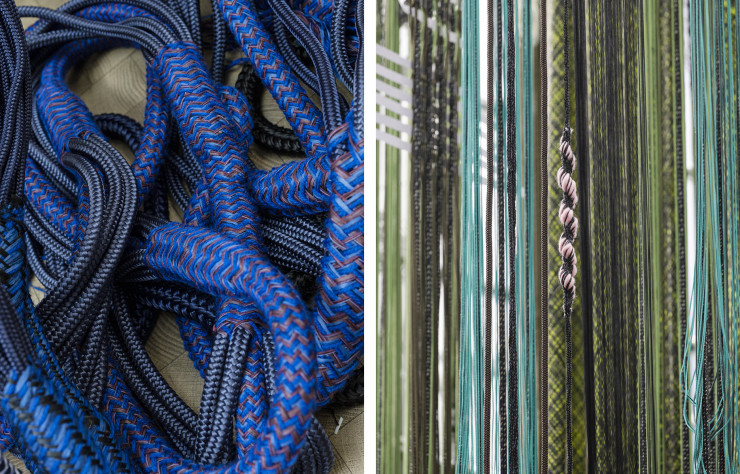 Réalisés spécialement pour l’exposition, les fils de l’installation centrale alternent les couleurs, les diamètres et les techniques de tressage en formant parfois d’épais cordages .