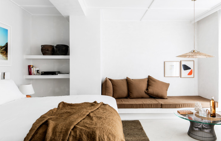 L’esthétique discrète des chambres s’inspire des « vacances sur la Côte », par le choix de belles pièces de mobilier, ou d’objets chinés aux couleurs de la Provence.