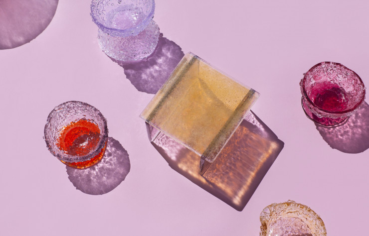 Les couches de verre coloré se superposent en jouant de leurs effets de textures.