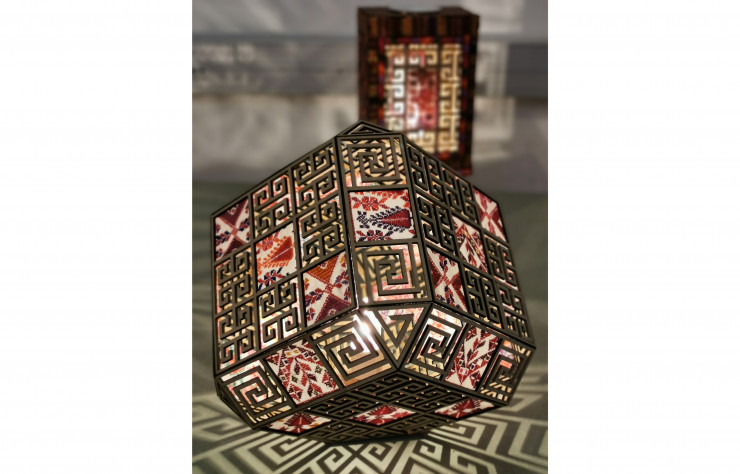 Lampe conçue par la designer palestinienne Maisoon Swailem et réalisée par sa mère et sa tante, toutes deux brodeuses.