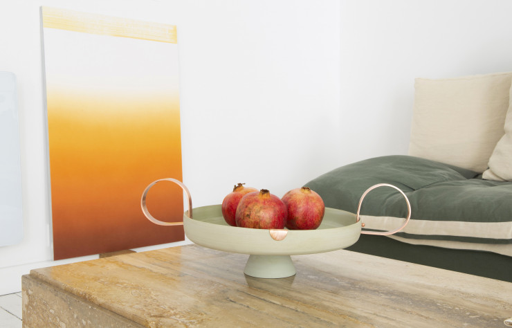 Les objets de Ladies Room se mélangent aux toiles exposées dans cette galerie-appartement.