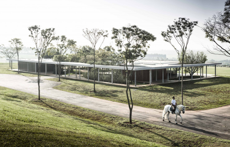 Club house du centre équestre intégré au complexe résidentiel et hôtelier Fazenda Boa Vista (Porto Feliz, Brésil, 2012).
