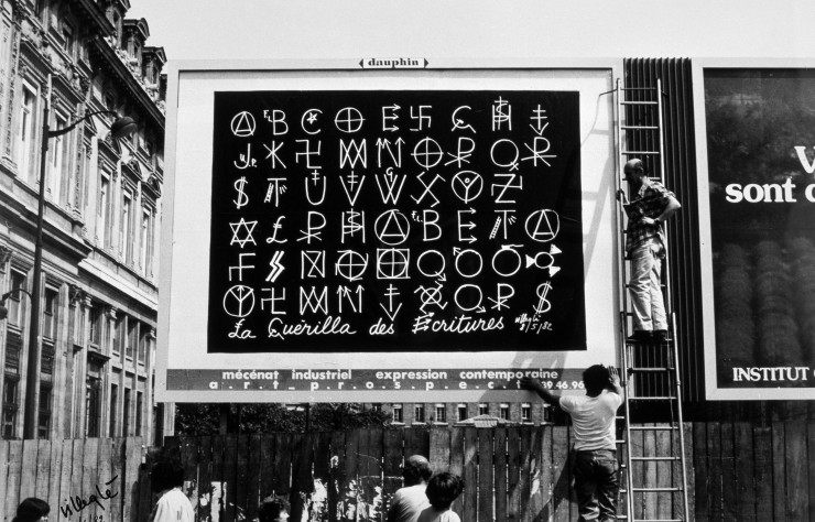 « Intervention boulevard du Palais à Paris » par Jacques Villeglé, juin 1982. Collection Frac Bretagne.