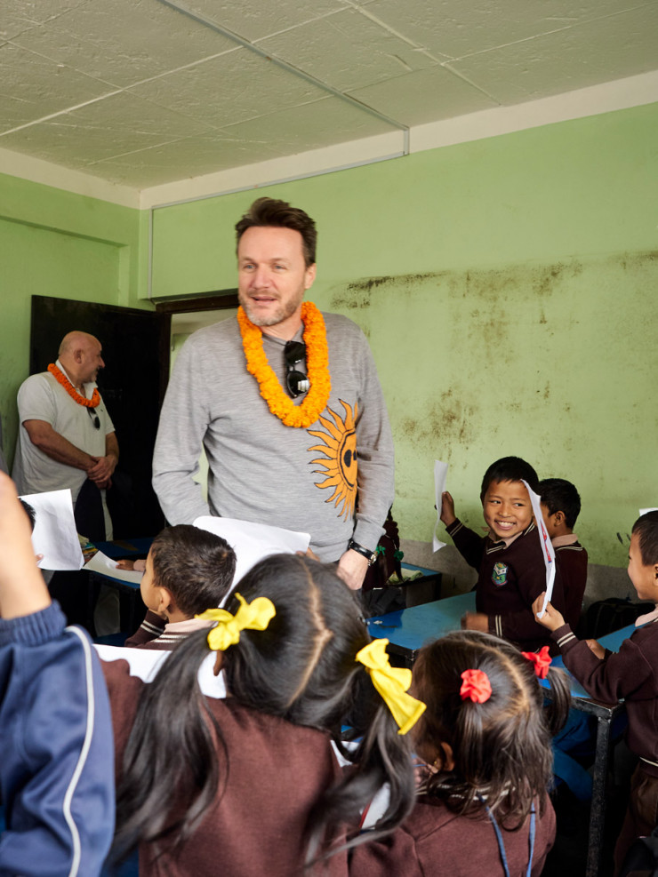 Fabrizio Cantoni rend visite aux enfants dans leur école, en compagnie de Jean-Marie Massaud (en arrière-plan).