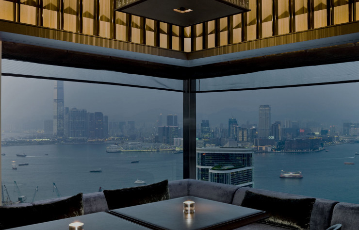 Installé au 49ème étage de l’hôtel Upper House, le Café Gray Deluxe offre une vue panoramique sur Victoria Harbor.