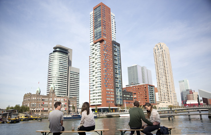 Les quais de Katendrecht, un lieu idéal pour contempler les transformations opérées sur la presqu’île de Kop van Zuid.