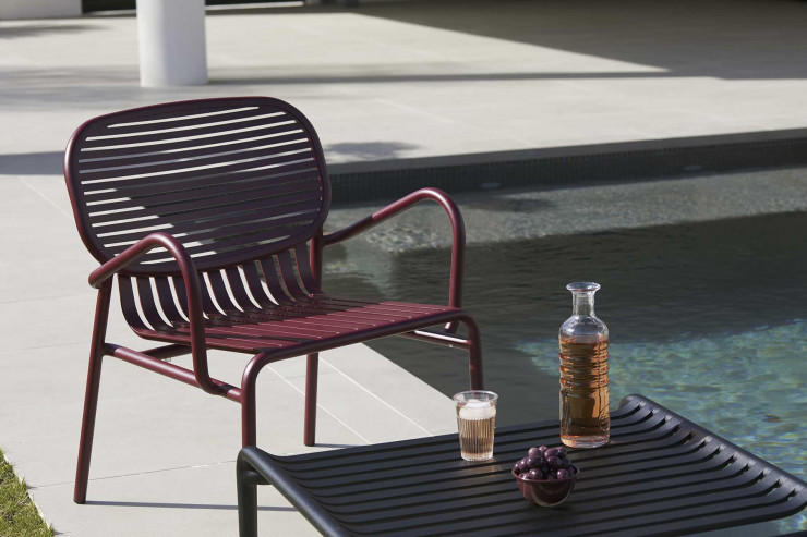 Chaise et table Week-End chez Petite Friture, désaltérantes en bordeaux et noir