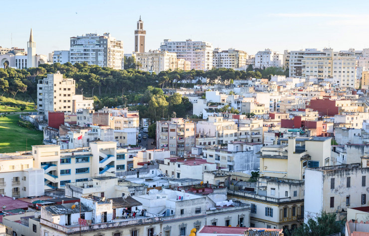 Dégringolant en escaliers vers la mer, les maisons cubiques blanches typiques de la médina sont surlignées de rose, de turquoise ou de vert et figurent le socle le plus ancien de Tanger. Du haut des terrasses, le panorama s’étend en un méli- mélo architectural où apparaissent divers styles, toits plats, églises, minarets, immeubles récents, collines et jardins d’eucalyptus.