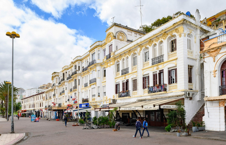 Le bâtiment des « terrasses » Renschhausen date de 1916. Il vient d’être sauvé de la destruction. Installé dans l’ex-avenue d’Espagne – désormais le boulevard Mohammed-VI, qui démarre face à la mer, au sud-est de la médina, pour s’étendre sur une grande partie de la baie de Tanger –, il fut la légation d’Allemagne et l’une des résidences de Guillaume II.