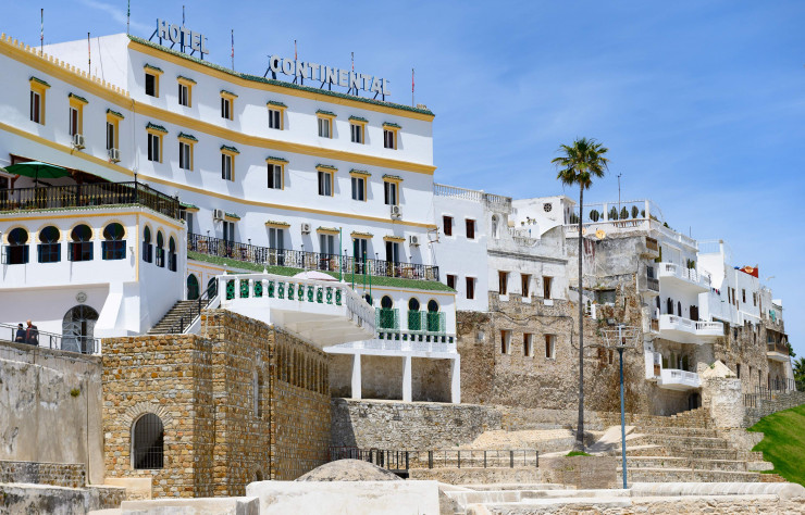 Alangui, confiné dans son prestigieux passé, figé sur la mer, l’iconique hôtel Continental, fondé en 1870, a vu passer des célébrités par centaines, dont Edgar Degas, et continue de fasciner.