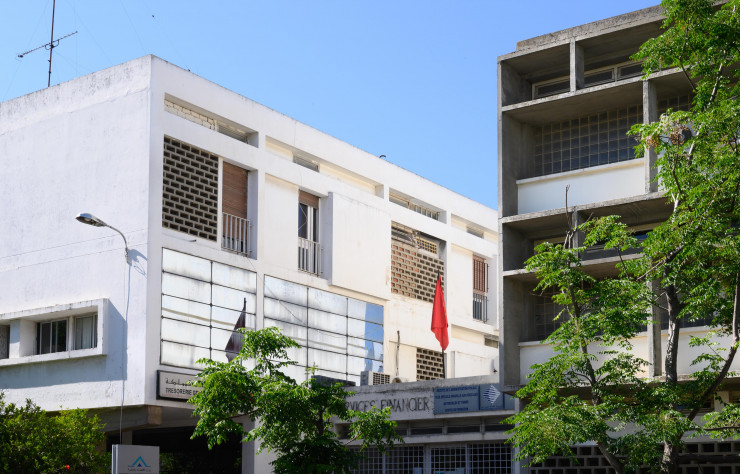 Dans la ville moderne toujours, proche de la cathédrale Notre-Dame-de-l’Assomption, un exemple de la tendance tangéroise à « copier » les grands mouvements stylistiques : ici, les lignes strictes de la trésorerie générale empruntent clairement à Le Corbusier.