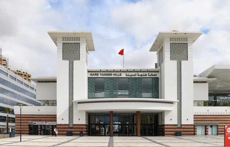La nouvelle gare des trains LGV, déplacée dans le quartier du bord de mer récemment urbanisé, offre un aspect extérieur classique de type arabo-andalou qui cache des halls hyper contemporains (architecte : Youssef Melehi).