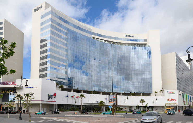 Au coeur du gigantesque Tanger City Center, imaginé par l’architecte Mokhtar Mimoun, ce bâtiment comporte des appartements et, au dernier étage, un Hilton urbain implanté en contrepoint de la nouvelle gare. Son dessin en arc et sa façade en verre fumé marquent le tournant contemporain de l’architecture de la ville.