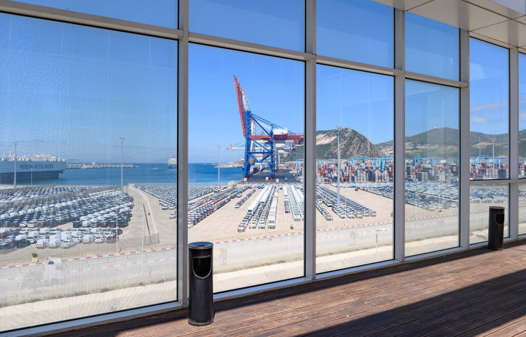 Le schéma directeur de Tanger Med I et Tanger Med II, signé Jean Nouvel, dessine la totalité de l’espace de ce hub logistique d’envergure international… sur 1 000 hectares. Déjà premier port d’Afrique, il déploie une activité intense – passagers, rouliers, conteneurs… – ainsi qu’une vaste zone industrielle.